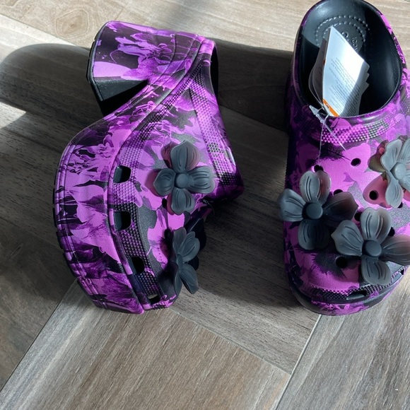 NEW CROCS Vibrant Purple & Black Floral Platform Clogs Ladies sz 7 - Picture 4 of 10
